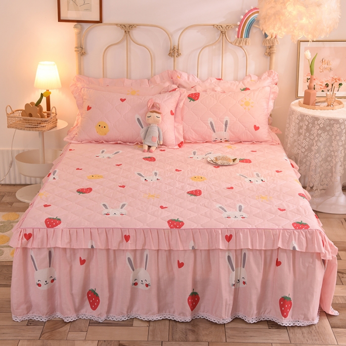 91家纺网 家纺一手货源 找家纺 美达 2025全棉蕾丝小花边夹棉床裙 草莓兔-粉