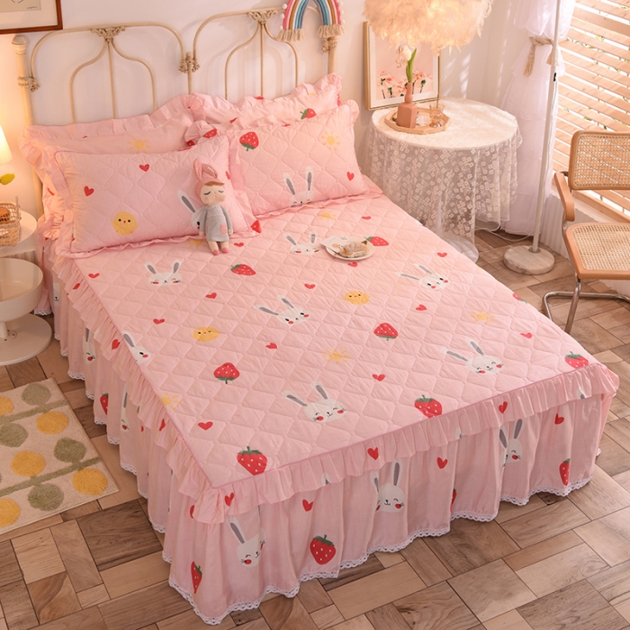 91家纺网 家纺一手货源 找家纺 美达 2025全棉蕾丝小花边夹棉床裙 草莓兔-粉