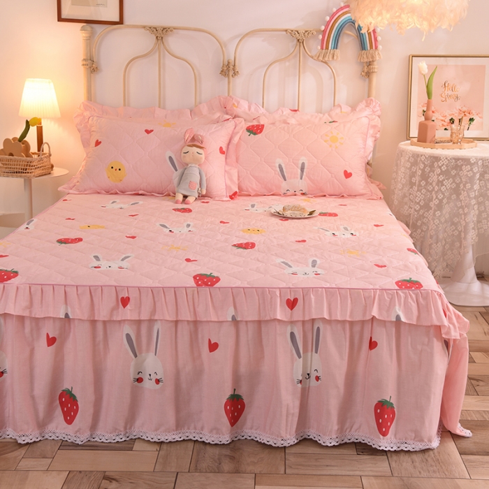 91家纺网 家纺一手货源 找家纺 美达 2025全棉蕾丝小花边夹棉床裙 草莓兔-粉