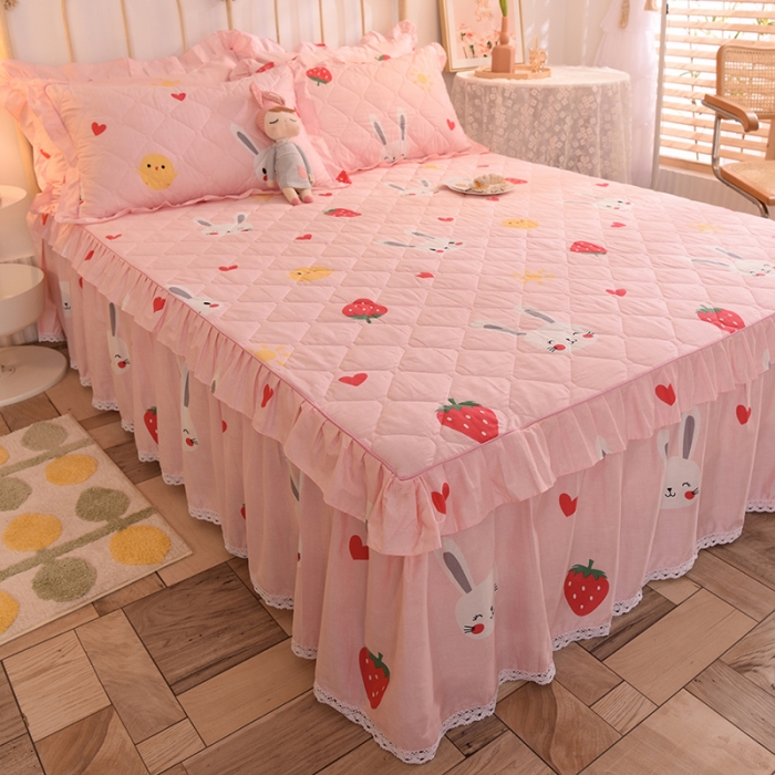 91家纺网 家纺一手货源 找家纺 美达 2025全棉蕾丝小花边夹棉床裙 草莓兔-粉