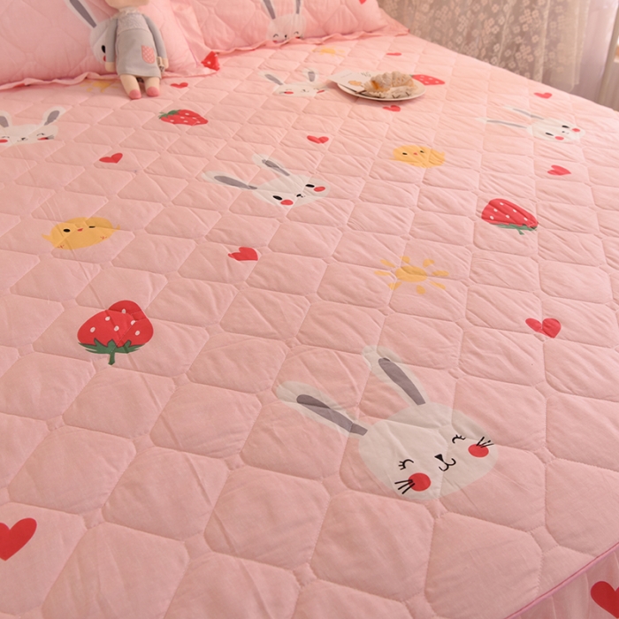 91家纺网 家纺一手货源 找家纺 美达 2025全棉蕾丝小花边夹棉床裙 草莓兔-粉