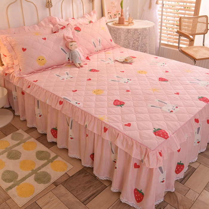 91家纺网 家纺一手货源 找家纺 美达 2025全棉蕾丝小花边夹棉床裙 草莓兔-粉