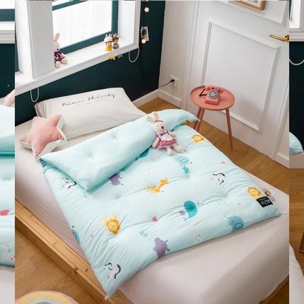 91家纺网 家纺一手货源 找家纺 宅部落 2020新款A类针织棉抗菌儿童冬被 小猪乐园-绿