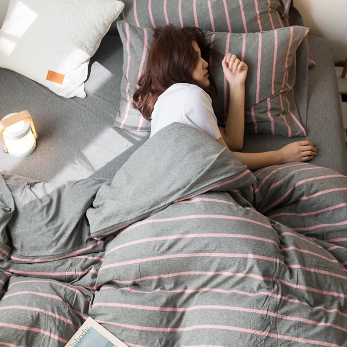 91家纺网 家纺一手货源 找家纺 尚品本色 2022新款针织棉套件系列-单床单 灰粉宽条