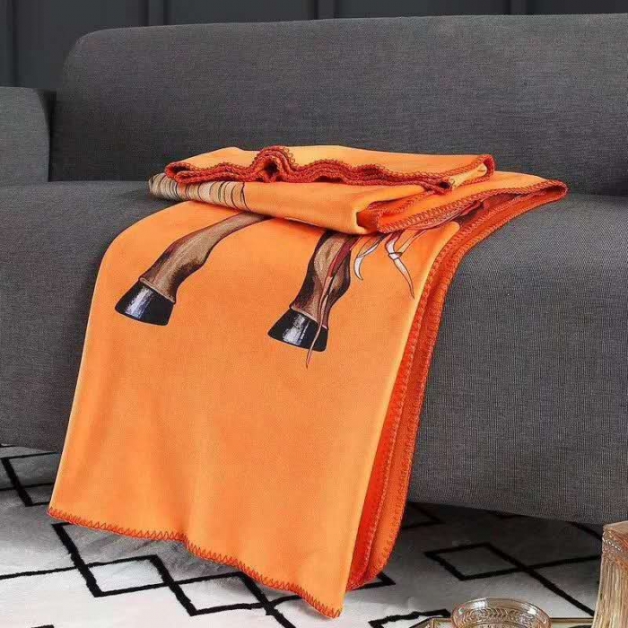 91家纺网 家纺一手货源 找家纺 总潮牌锦狐绒毛毯午睡毯北欧风小毯子单人空调毯盖毯（银狐绒）