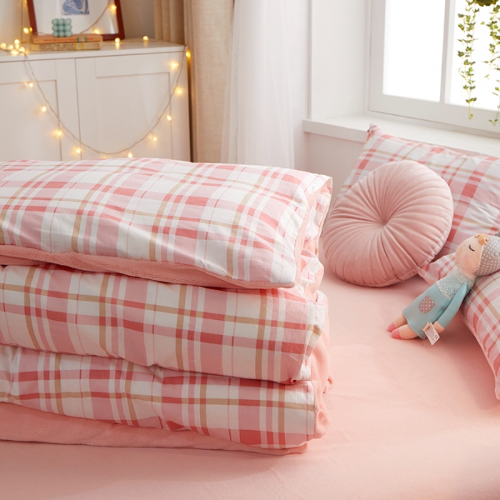 91家纺网 家纺一手货源 找家纺 一米阳光 2020新款全棉加牛奶绒四件套 草莓粉牛奶棉绒