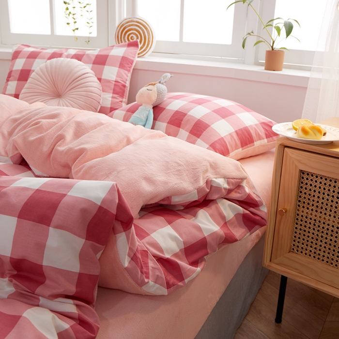 91家纺网 家纺一手货源 找家纺 一米阳光 2020新款全棉加牛奶绒四件套 豆粉格牛奶棉绒