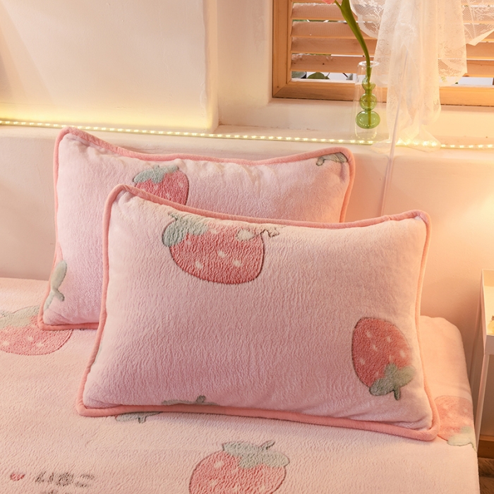 91家纺网 家纺一手货源 找家纺 甜之梦 2025新款310g雪花绒单品枕套 草莓女孩