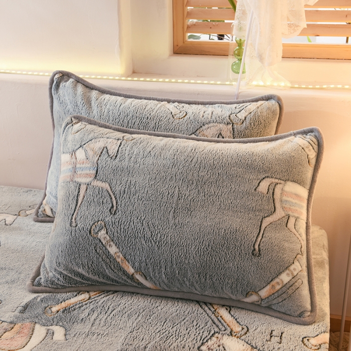 91家纺网 家纺一手货源 找家纺 甜之梦 2025新款310g雪花绒单品枕套 马到成功