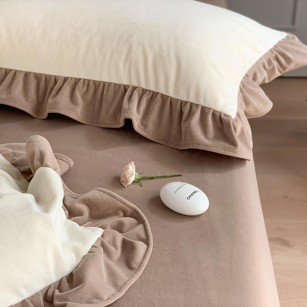 91家纺网 家纺一手货源 找家纺 时年 2021新款婴肤绒纯色花边款四件套 奶油泡芙