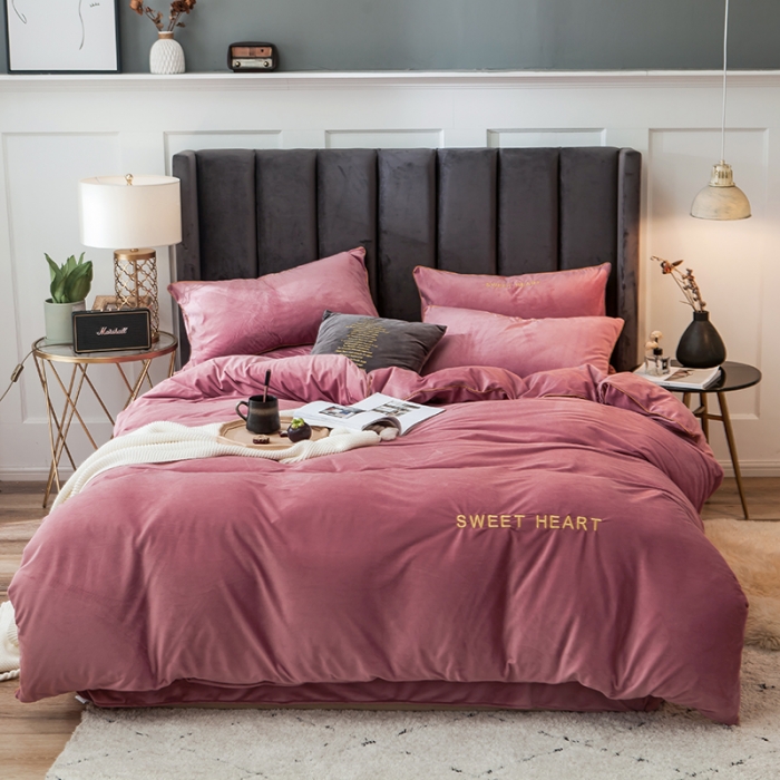 91家纺网 家纺一手货源 找家纺 琪格格 2020新款水晶绒简约款绣花四件套系列 你好爱情粉黛