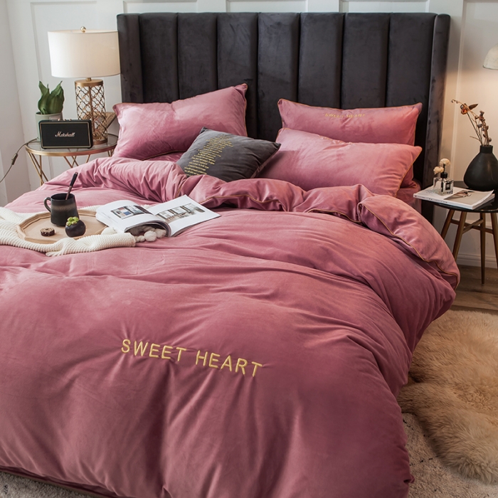 91家纺网 家纺一手货源 找家纺 琪格格 2020新款水晶绒简约款绣花四件套系列 你好爱情粉黛