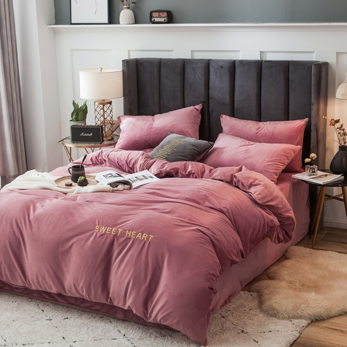 91家纺网 家纺一手货源 找家纺 琪格格 2020新款水晶绒简约款绣花四件套系列 你好爱情粉黛