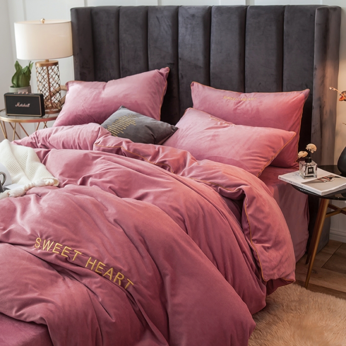 91家纺网 家纺一手货源 找家纺 琪格格 2020新款水晶绒简约款绣花四件套系列 你好爱情粉黛