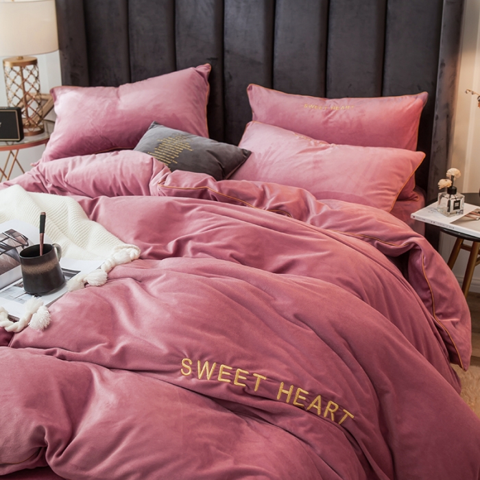 91家纺网 家纺一手货源 找家纺 琪格格 2020新款水晶绒简约款绣花四件套系列 你好爱情粉黛