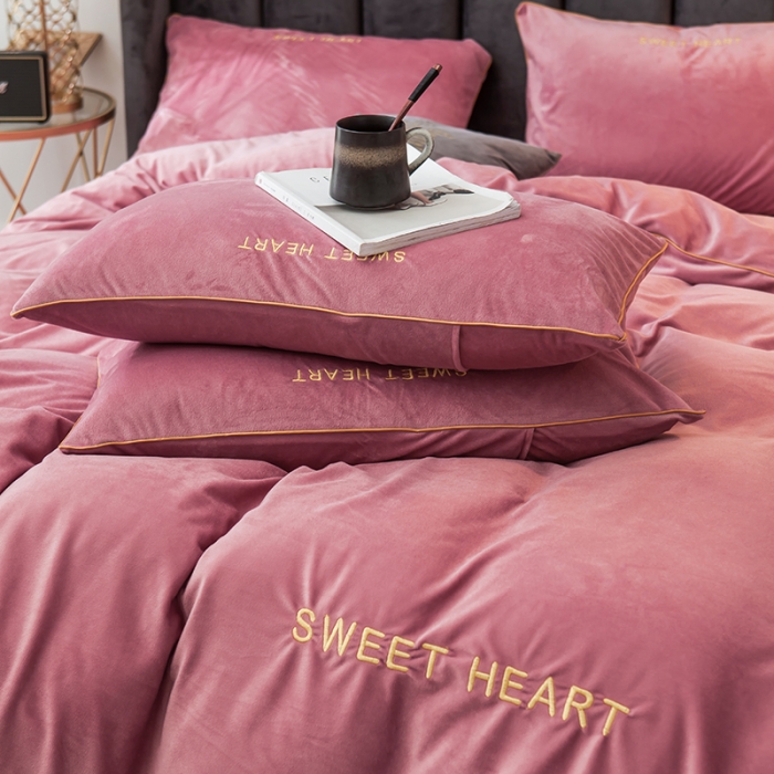 91家纺网 家纺一手货源 找家纺 琪格格 2020新款水晶绒简约款绣花四件套系列 你好爱情粉黛