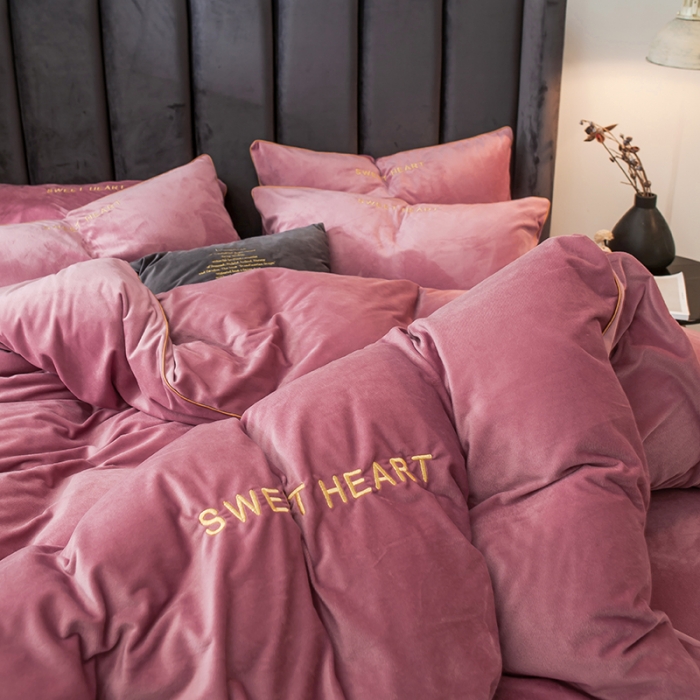 91家纺网 家纺一手货源 找家纺 琪格格 2020新款水晶绒简约款绣花四件套系列 你好爱情粉黛