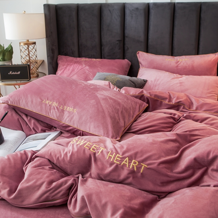 91家纺网 家纺一手货源 找家纺 琪格格 2020新款水晶绒简约款绣花四件套系列 你好爱情粉黛