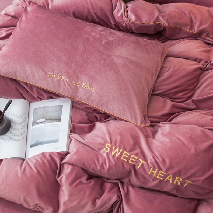 91家纺网 家纺一手货源 找家纺 琪格格 2020新款水晶绒简约款绣花四件套系列 你好爱情粉黛