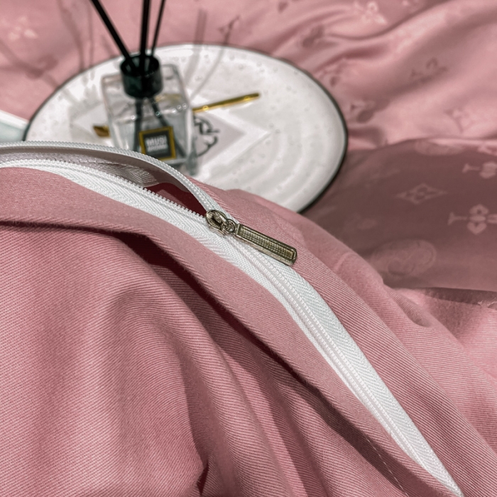 91家纺网 家纺一手货源 找家纺 眠帛家居全棉磨毛轻奢四件套A版贡缎提花B版全棉磨毛 爱维豆沙