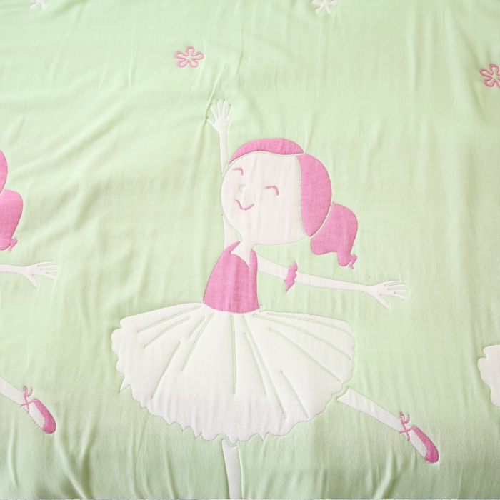 91家纺网 家纺一手货源 找家纺 朴尔2020新款全棉十层纱布加厚儿童盖被毛巾被 爱跳舞的姑娘绿