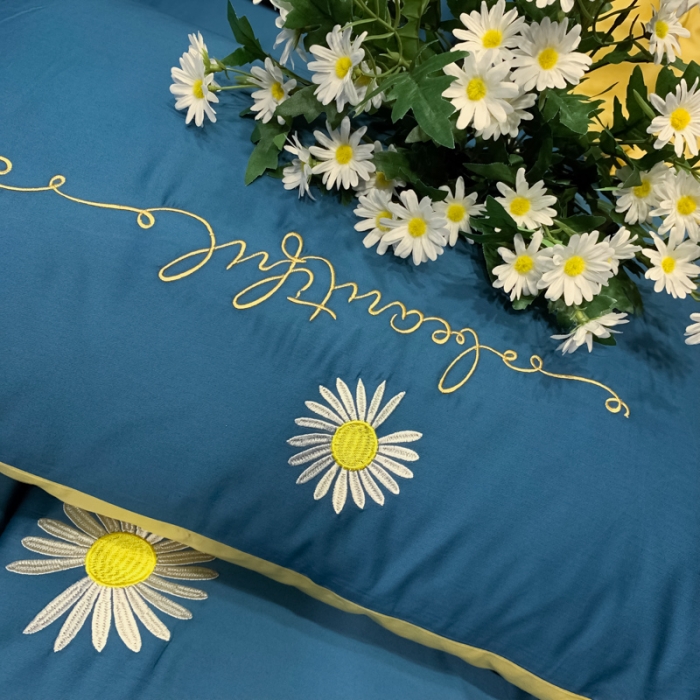 91家纺网 家纺一手货源 找家纺 眠帛家居 2020新款贡缎全棉绣花系列 雏菊月光蓝