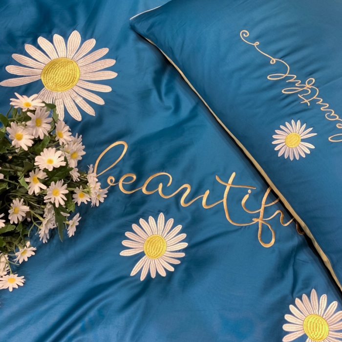 91家纺网 家纺一手货源 找家纺 眠帛家居 2020新款贡缎全棉绣花系列 雏菊月光蓝