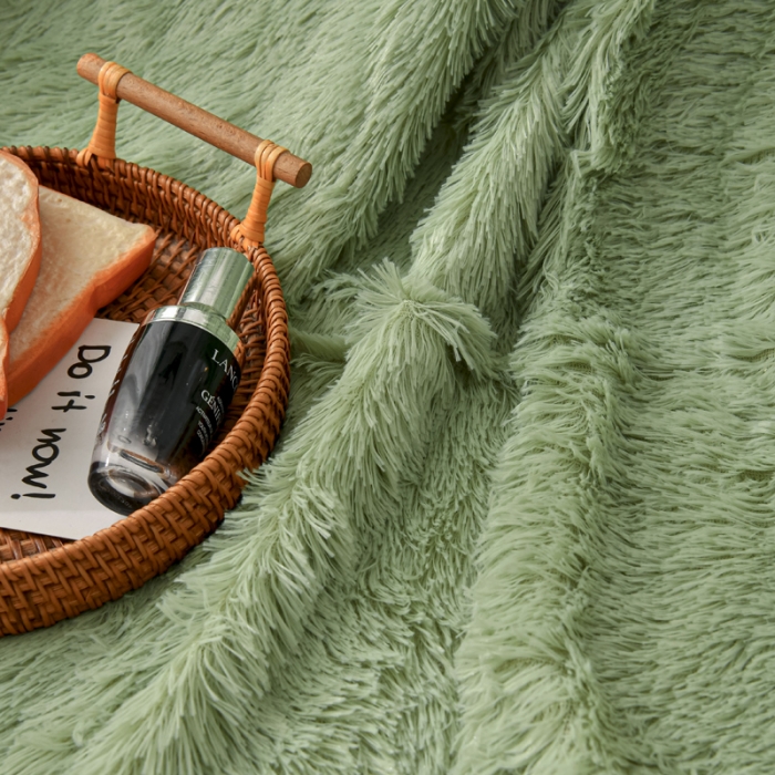 91家纺网 家纺一手货源 找家纺 卡奥家纺 2021多功能双层超柔长毛毯空调毯毛绒被套 果绿色