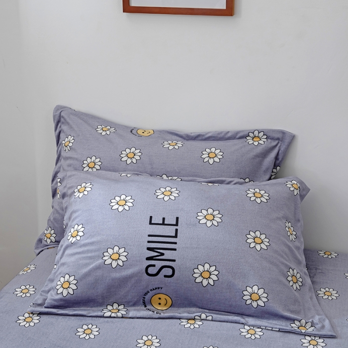 91家纺网 家纺一手货源 找家纺 纽缦 2020新款绒单层床裙四件套 幸运小菊蓝紫