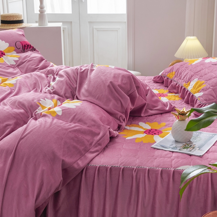 91家纺网 家纺一手货源 找家纺 纽缦 2020新款绒夹棉床裙四件套 大雏菊豆沙