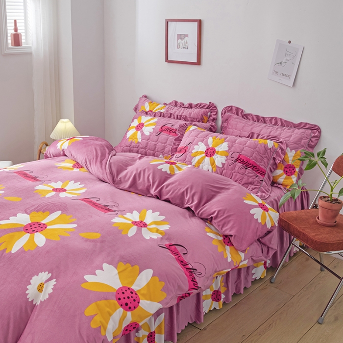 91家纺网 家纺一手货源 找家纺 纽缦 2020新款绒夹棉床裙四件套 大雏菊豆沙