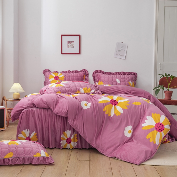 91家纺网 家纺一手货源 找家纺 纽缦 2020新款绒夹棉床裙四件套 大雏菊豆沙