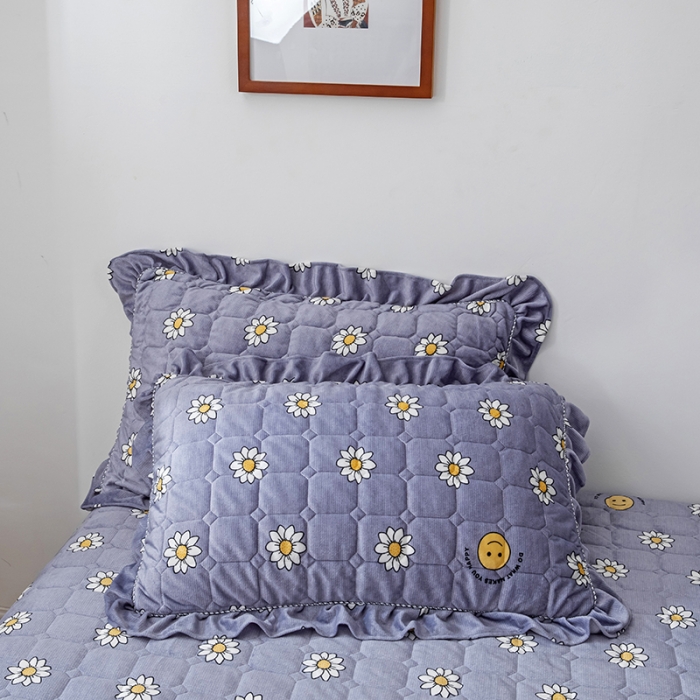 91家纺网 家纺一手货源 找家纺 纽缦 2020新款绒夹棉床裙四件套 幸运小菊蓝紫