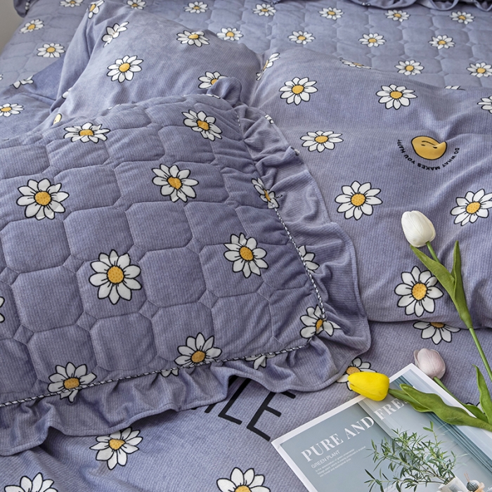 91家纺网 家纺一手货源 找家纺 纽缦 2020新款绒夹棉床裙四件套 幸运小菊蓝紫