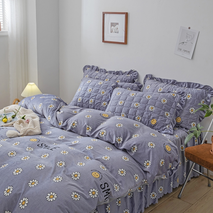 91家纺网 家纺一手货源 找家纺 纽缦 2020新款绒夹棉床裙四件套 幸运小菊蓝紫