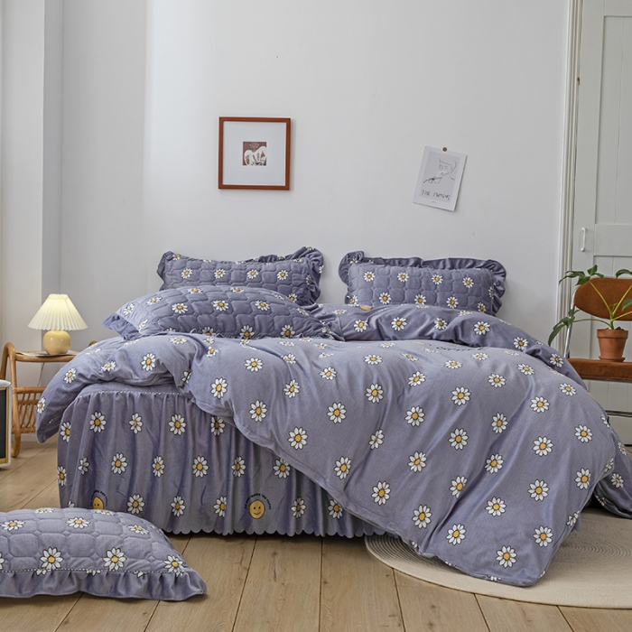 91家纺网 家纺一手货源 找家纺 纽缦 2020新款绒夹棉床裙四件套 幸运小菊蓝紫