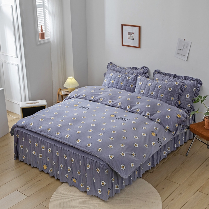 91家纺网 家纺一手货源 找家纺 纽缦 2020新款绒夹棉床裙四件套 幸运小菊蓝紫