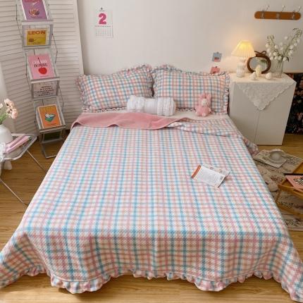 91家纺网 家纺一手货源 找家纺 星期八 2020新款奶油色花边牛奶绒床盖 格子粉