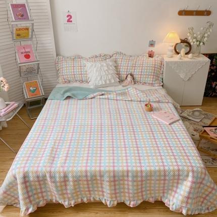 91家纺网 家纺一手货源 找家纺 星期八 2020新款奶油色花边牛奶绒床盖 格子绿