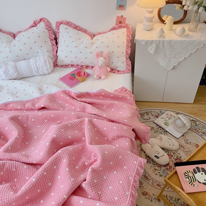 91家纺网 家纺一手货源 找家纺 星期八 2020新款奶油色花边牛奶绒床盖 爱心粉