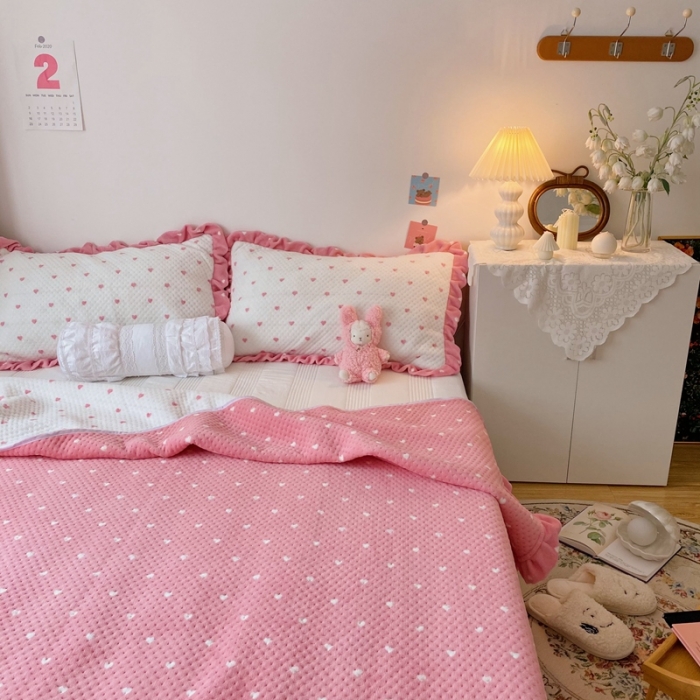 91家纺网 家纺一手货源 找家纺 星期八 2020新款奶油色花边牛奶绒床盖 爱心粉