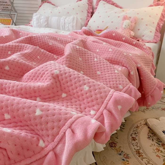 91家纺网 家纺一手货源 找家纺 星期八 2020新款奶油色花边牛奶绒床盖 爱心粉