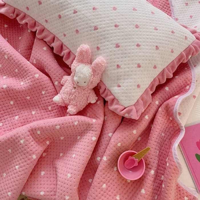 91家纺网 家纺一手货源 找家纺 星期八 2020新款奶油色花边牛奶绒床盖 爱心粉