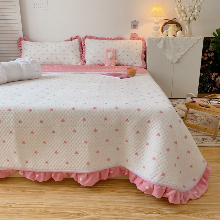 91家纺网 家纺一手货源 找家纺 星期八 2020新款奶油色花边牛奶绒床盖 爱心粉