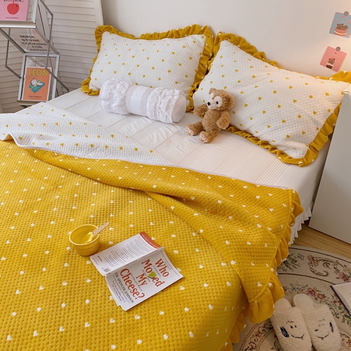 91家纺网 家纺一手货源 找家纺 星期八 2020新款奶油色花边牛奶绒床盖 爱心黄