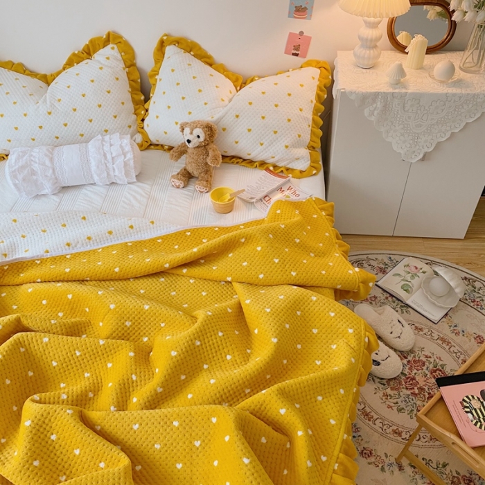 91家纺网 家纺一手货源 找家纺 星期八 2020新款奶油色花边牛奶绒床盖 爱心黄