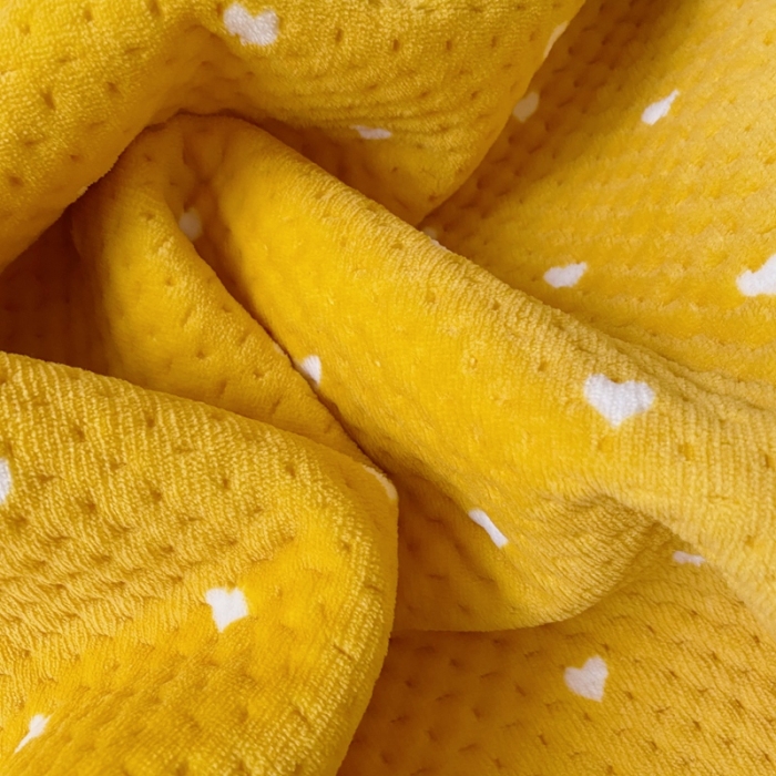 91家纺网 家纺一手货源 找家纺 星期八 2020新款奶油色花边牛奶绒床盖 爱心黄