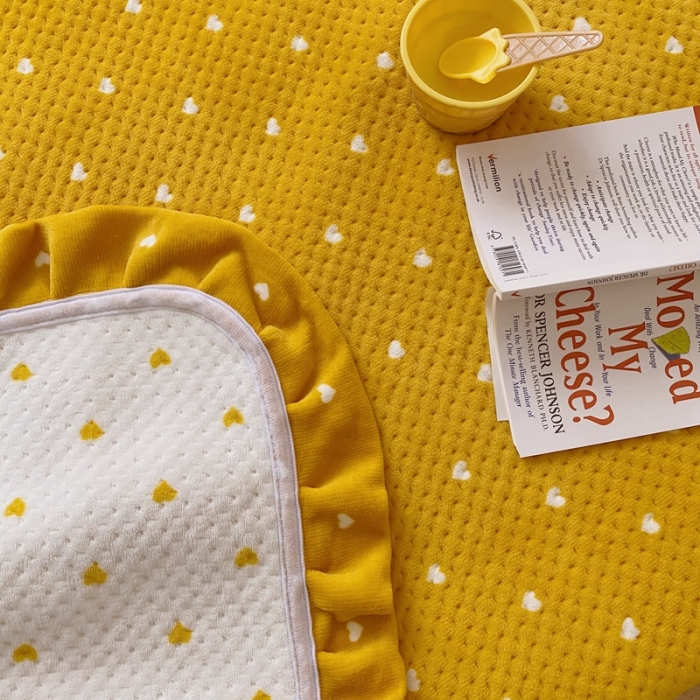 91家纺网 家纺一手货源 找家纺 星期八 2020新款奶油色花边牛奶绒床盖 爱心黄