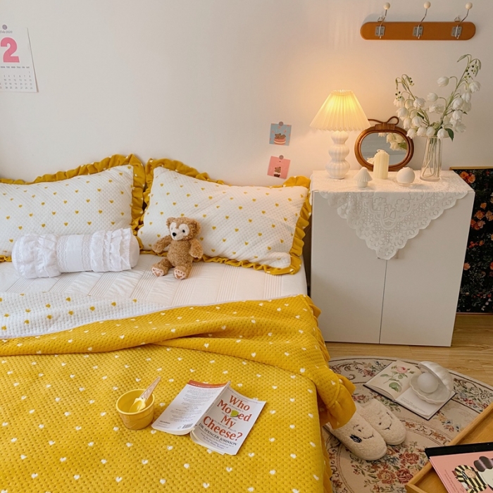 91家纺网 家纺一手货源 找家纺 星期八 2020新款奶油色花边牛奶绒床盖 爱心黄