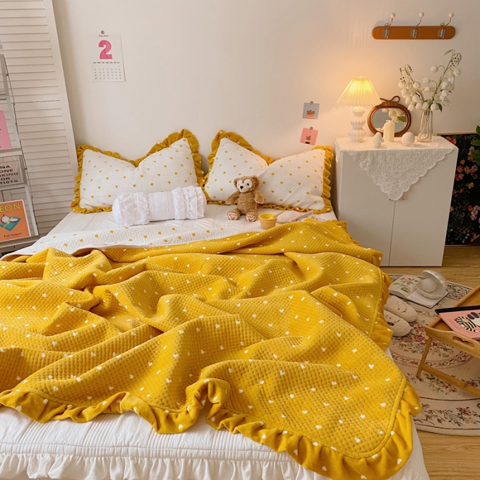 91家纺网 家纺一手货源 找家纺 星期八 2020新款奶油色花边牛奶绒床盖 爱心黄